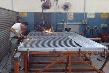 Sala com homem construindo telhado de metal
