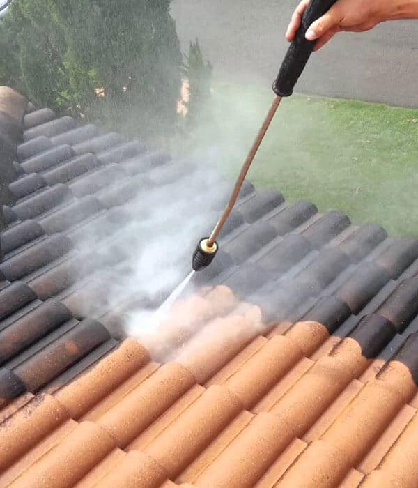 Pessoa fazendo lavagem de telhado