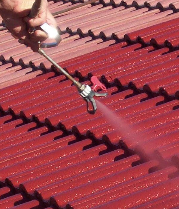 Pessoa fazendo Pintura de Telhado de vermelho